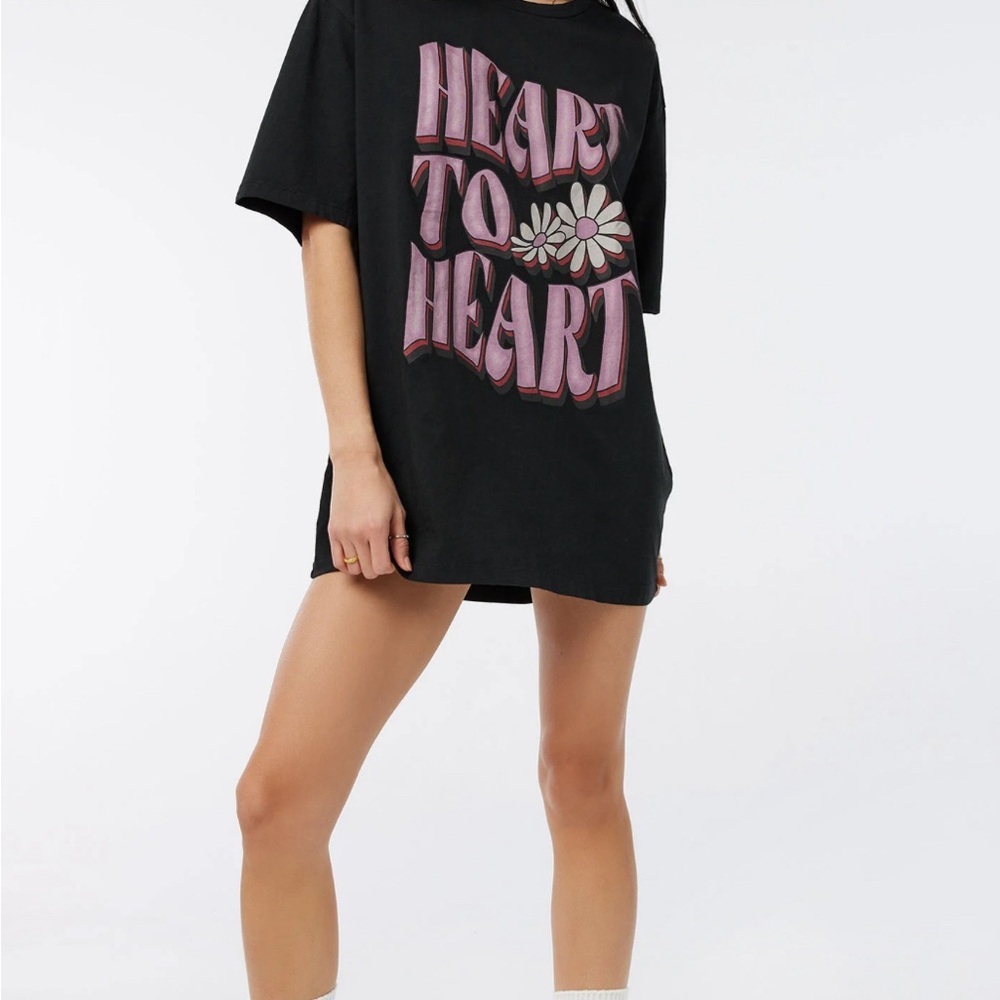 Gray Graphic Tee with Relaxed Fit and Short Sleeves